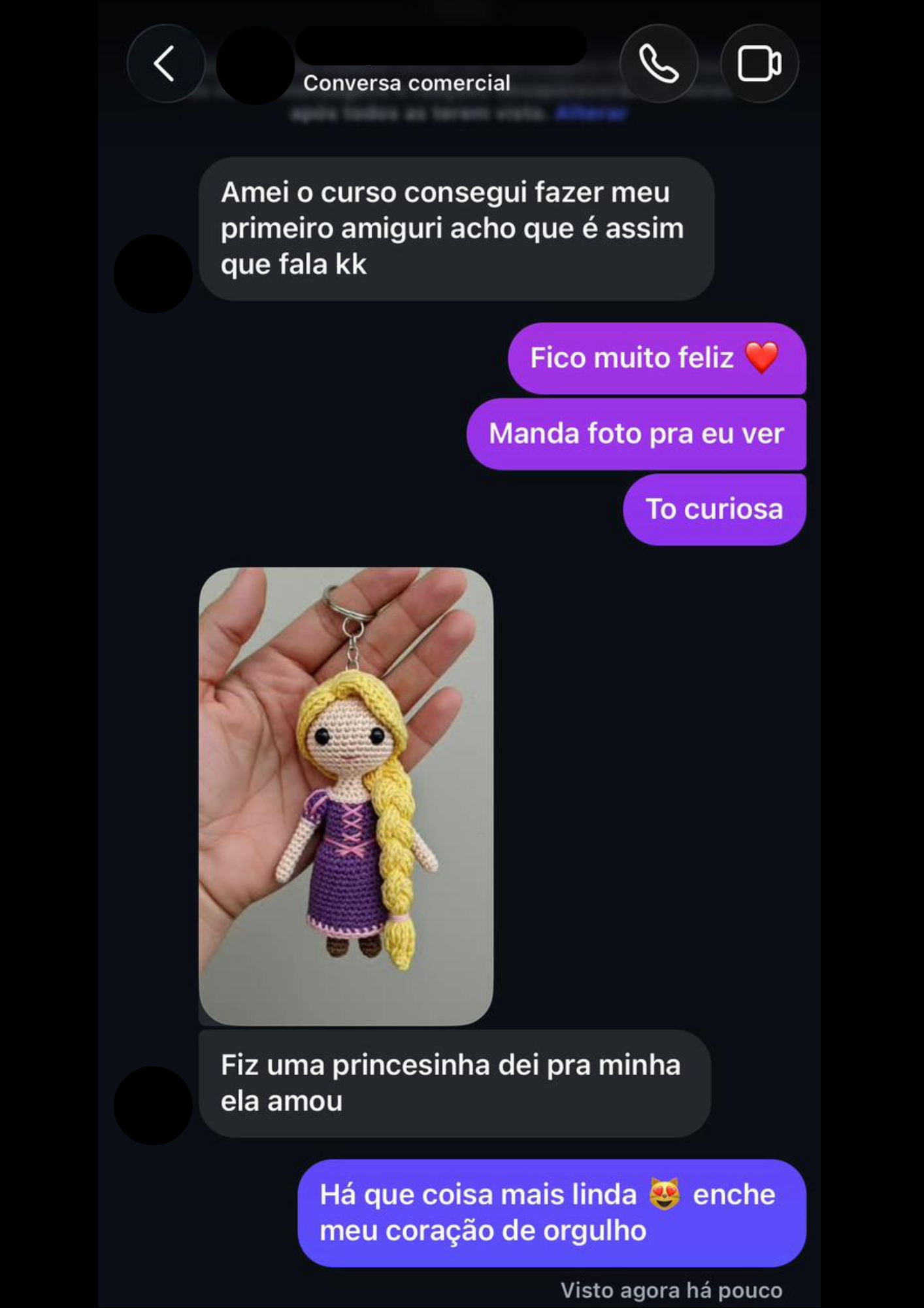Conversa de aluna mostrando chaveiro de princesa de crochê