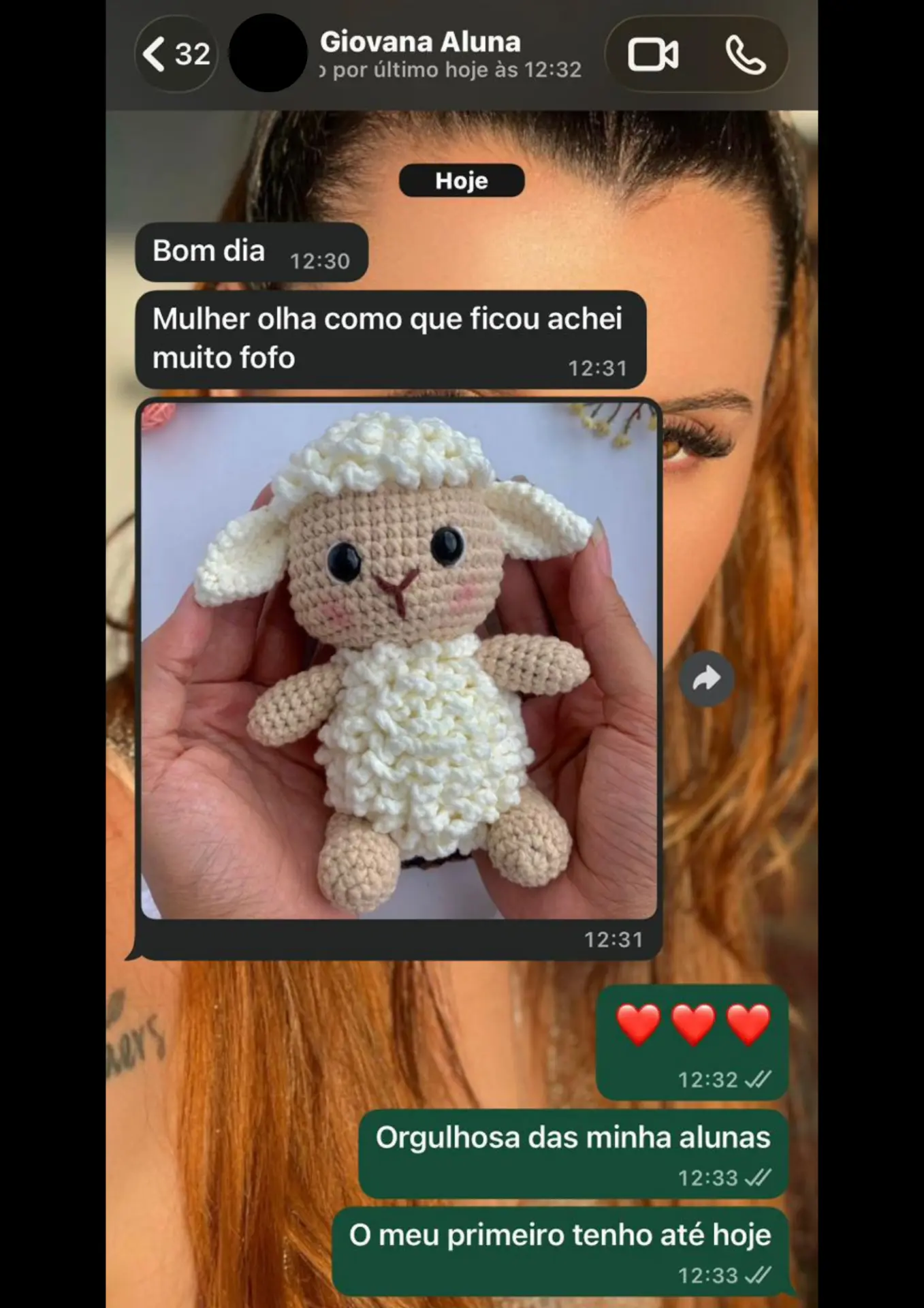 Conversa de aluna mostrando ovelhinha de crochê