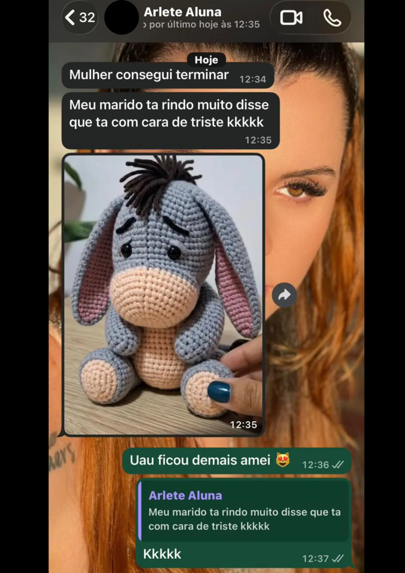 Conversa de aluna mostrando burrinho de crochê